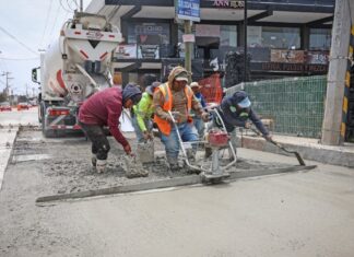 Omar Muñoz supervisa pavimentación en calle Tlaxcala de Cuautlancingo