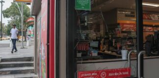 Festejos por triunfo de México dejan semáforos dañados y cristalazo en Puebla