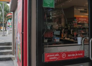 Festejos por triunfo de México dejan semáforos dañados y cristalazo en Puebla