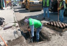 Desazolvan alcantarillas durante trabajos de pavimentación