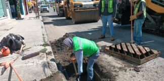 Desazolvan alcantarillas durante trabajos de pavimentación