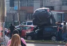 Carambola en avenida Xonacatepec deja un auto encima de otro
