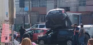 Carambola en avenida Xonacatepec deja un auto encima de otro