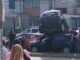 Carambola en avenida Xonacatepec deja un auto encima de otro