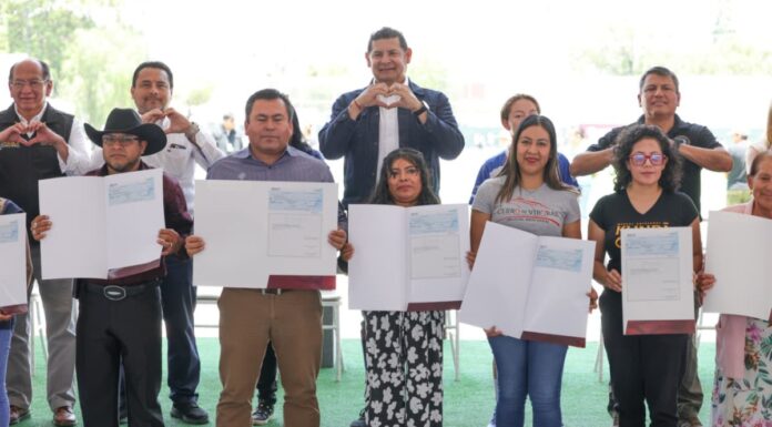 Armenta entrega apoyos para contingencias agropecuarias en Tehuacán