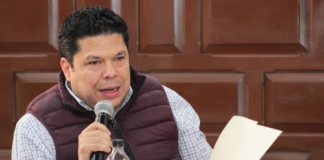 Gabriel Biestro celebra reducción de regidurías en Puebla capital