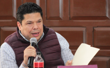 Gabriel Biestro celebra reducción de regidurías en Puebla capital