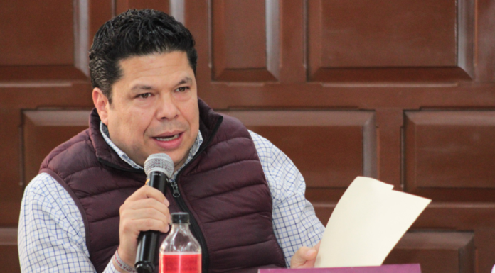Gabriel Biestro celebra reducción de regidurías en Puebla capital