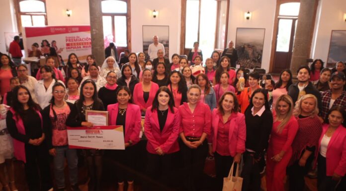 Bety Sánchez entrega premios del concurso “Impulsa Mujer” en Zacatlán