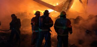 Contienen incendio de bodega en colonia Santiago de los Leones