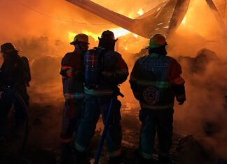 Contienen incendio de bodega en colonia Santiago de los Leones