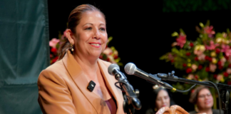 Laura Artemisa destaca labor docente durante graduación del BINE