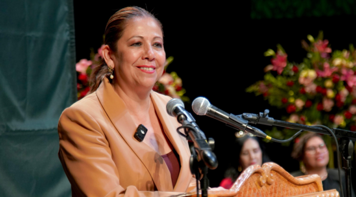 Laura Artemisa destaca labor docente durante graduación del BINE
