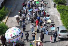 Acusan “acarreo” de oaxaqueños en marcha a favor de alcaldesa de Acatlán