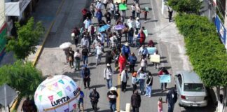 Acusan “acarreo” de oaxaqueños en marcha a favor de alcaldesa de Acatlán