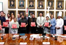 Armenta entrega reconocimiento a restaurantes poblanos en Guía Michelin