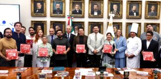 Armenta entrega reconocimiento a restaurantes poblanos en Guía Michelin