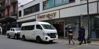Policía Auxiliar se dispara y muere en tienda del Centro Histórico de Puebla