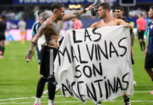 Inglaterra pide investigar a Argentina por pancarta sobre las Malvinas