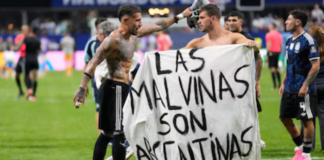 Inglaterra pide investigar a Argentina por pancarta sobre las Malvinas