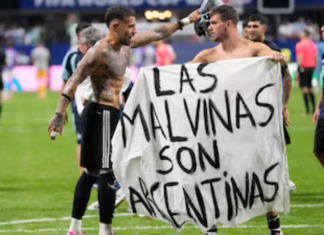 Inglaterra pide investigar a Argentina por pancarta sobre las Malvinas