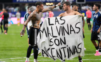 Inglaterra pide investigar a Argentina por pancarta sobre las Malvinas