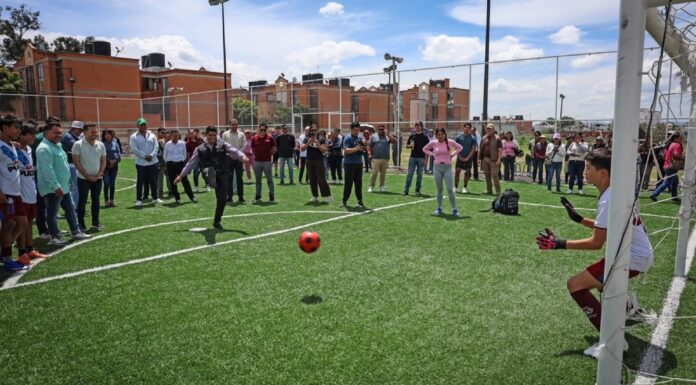 Omar Muñoz entrega cancha de futbol 5 en Deportivo Uranga