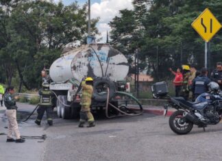 Pipa de agua se incendia en Periférico Ecológico