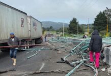 Realizan actos de rapiña tras volcadura de tráiler en la Puebla-Orizaba