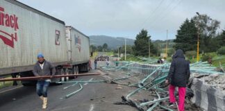 Realizan actos de rapiña tras volcadura de tráiler en la Puebla-Orizaba