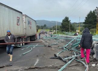 Realizan actos de rapiña tras volcadura de tráiler en la Puebla-Orizaba