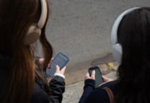 Francia prohíbe redes sociales a menores de 15 años