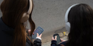 Francia prohíbe redes sociales a menores de 15 años