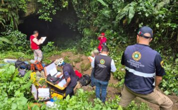 Falta rescatar a tres personas de gruta en Cuetzalan: PC
