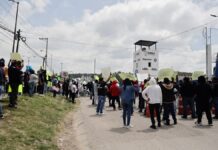 Familiares de reclusos se manifiestan en Penal de San Miguel