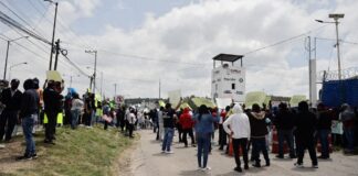 Familiares de reclusos se manifiestan en Penal de San Miguel