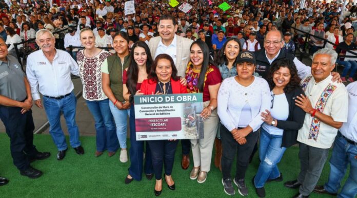 Entregan apoyos educativos, para campo y obras en San Pedro Cholula