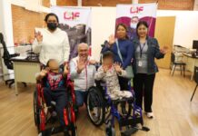 DIF Puebla Capital entrega sillas de ruedas a niños en San Miguel Canoa