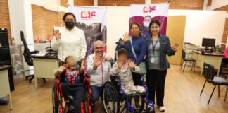 DIF Puebla Capital entrega sillas de ruedas a niños en San Miguel Canoa