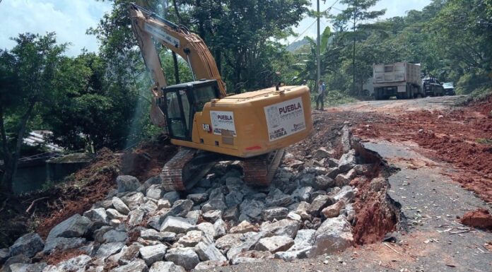 Restablecen circulación en la Azumbilla-Tlacotepec tras aparición de socavón