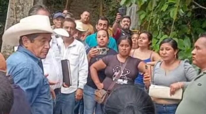 En Tlacuilotepec protestan por mala calidad en obra pública