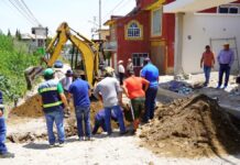 Texmelucan repara pavimentación en calle 5 de Mayo de Tlanalapan