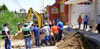 Texmelucan repara pavimentación en calle 5 de Mayo de Tlanalapan
