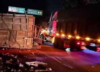 Volcadura de tráiler provoca cierre parcial en la Puebla-Orizaba