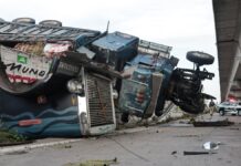Tráiler volcado sobre lateral de la México-Puebla genera caos vial