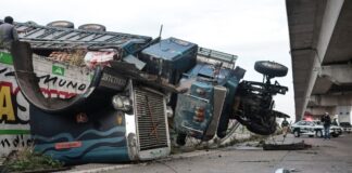 Tráiler volcado sobre lateral de la México-Puebla genera caos vial