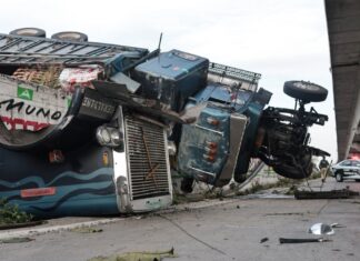Tráiler volcado sobre lateral de la México-Puebla genera caos vial