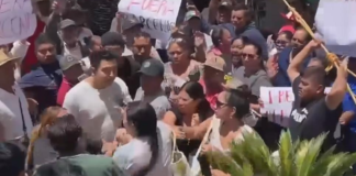 Confrontación entre asistentes marca mesa de diálogo en Acatlán
