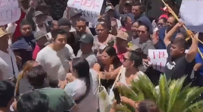 Confrontación entre asistentes marca mesa de diálogo en Acatlán
