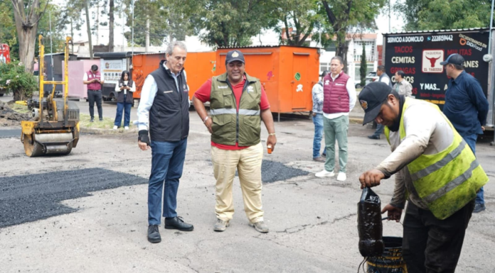 Pepe Chedraui supervisa bacheo en la colonia Héroes de Puebla